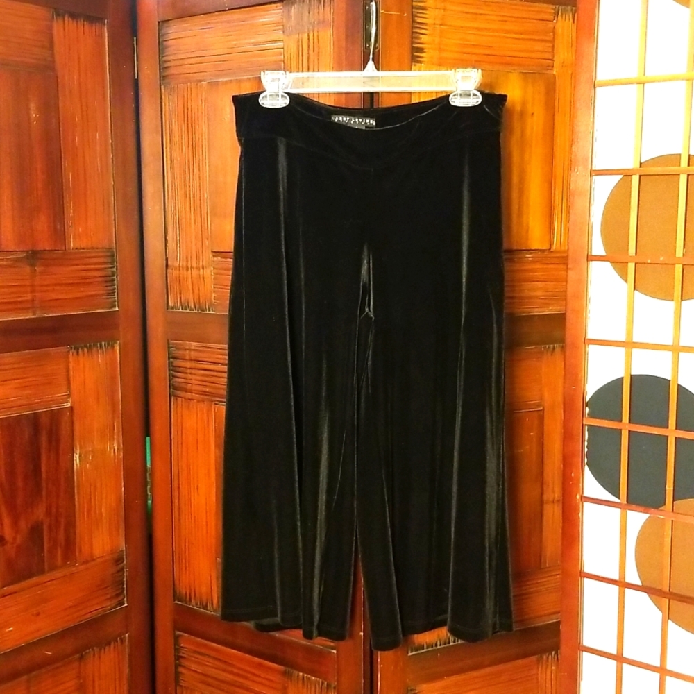 Larry Levine stretch Black Velvet wide leg Capri pants size 6